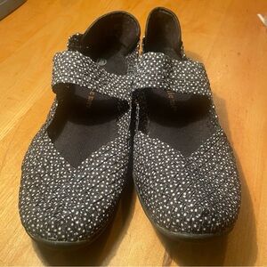 bernie mev. Black&White Mary Jane’s flats size 40=9 great condition